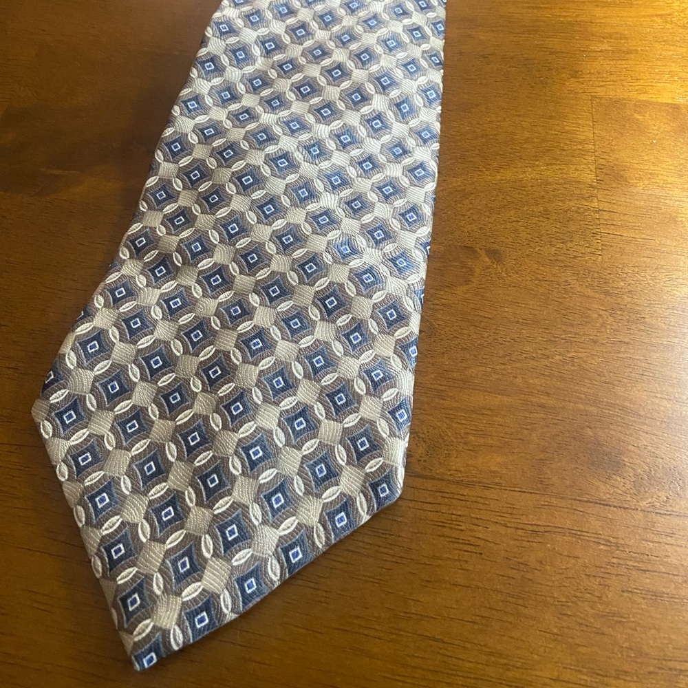 Patterned Van Heusen 100% Silk Tie